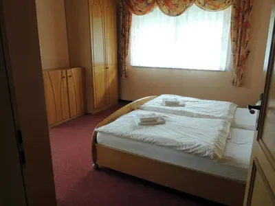 Ein Bett oder Betten in einem Zimmer der Unterkunft Gästehaus Am Hirtenberg