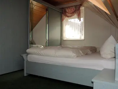 Ein Bett oder Betten in einem Zimmer der Unterkunft Gästehaus Am Hirtenberg