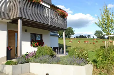 Ein Garten an der Unterkunft Zirbenholzwohnung Lochau