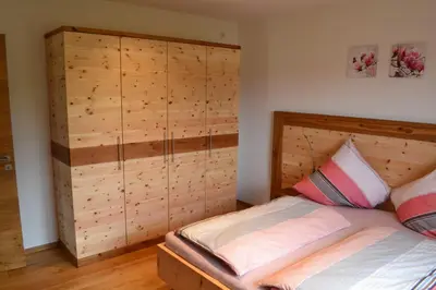 Ein Bett oder Betten in einem Zimmer der Unterkunft Zirbenholzwohnung Lochau