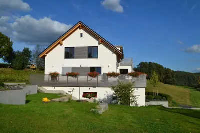 Ein Garten an der Unterkunft Zirbenholzwohnung Lochau
