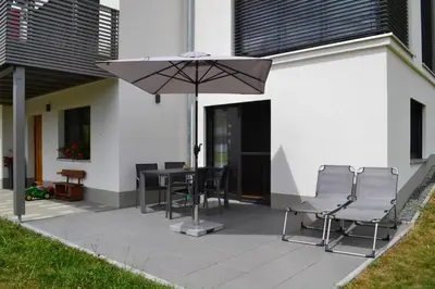 Ein Patio oder anderer Außenbereich in der Unterkunft Zirbenholzwohnung Lochau