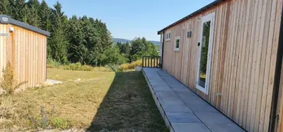 Das Gebäude in dem sich das Ferienhaus befindet