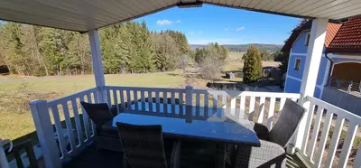 Ein allgemeiner Bergblick oder ein Berglick von des Ferienhauses aus