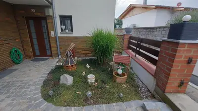 Ein Garten an der Unterkunft Über den Dächern von Furth im Wald