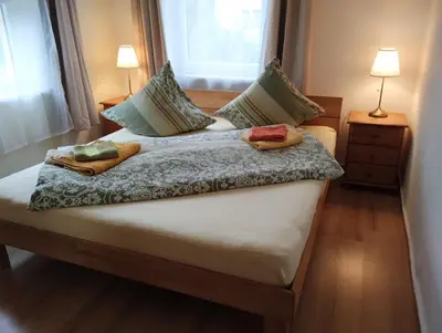 Ein Bett oder Betten in einem Zimmer der Unterkunft Ferienwohnung in der Kunst und Kultur Villa Bad Steben
