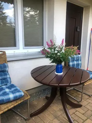 Ein Sitzbereich in der Unterkunft Tiny House - Auszeit im Wald am Badesee