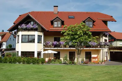 Ein Garten an der Unterkunft Gästehaus Am Sonnenhang
