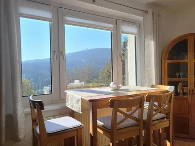 Ein allgemeiner Bergblick oder ein Berglick von der Ferienwohnung aus
