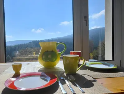 Ein allgemeiner Bergblick oder ein Berglick von der Ferienwohnung aus