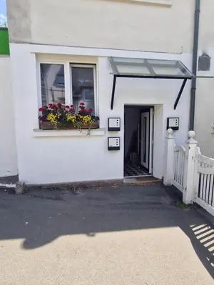 Eine Fassade oder ein Eingang zu Ferienwohnung Wunderlich rot