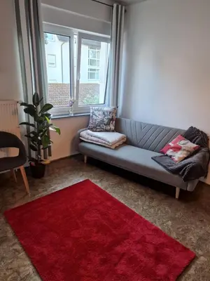 Ein Sitzbereich in der Unterkunft Ferienwohnung Wunderlich rot