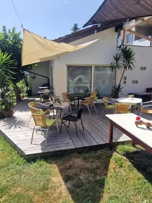 Ein Garten an der Unterkunft Ferienwohnung Wunderlich rot