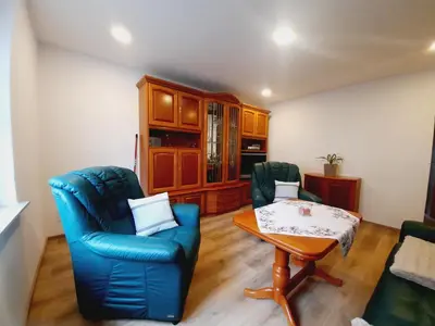 Ein Sitzbereich in der Unterkunft Unsere Ferienwohnung in Lengenfeld.