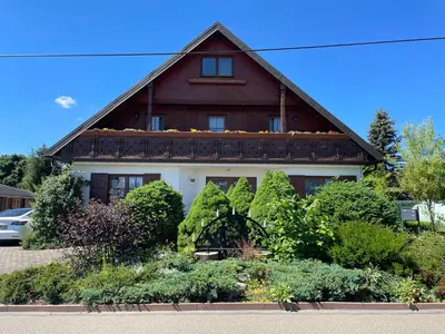 Das Gebäude in dem sich die Ferienwohnung befindet