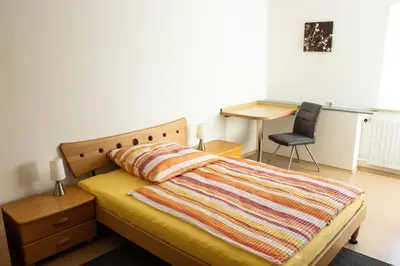Ein Bett oder Betten in einem Zimmer der Unterkunft Einladene Fremdenzimmer mit Außengastronomie