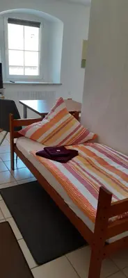 Ein Bett oder Betten in einem Zimmer der Unterkunft Einladene Fremdenzimmer mit Außengastronomie