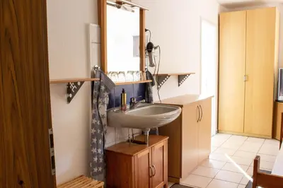 Ein Badezimmer in der Unterkunft Einladene Fremdenzimmer mit Außengastronomie