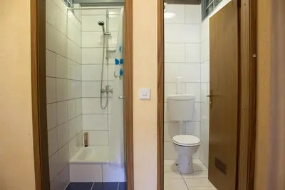 Ein Badezimmer in der Unterkunft Einladene Fremdenzimmer mit Außengastronomie
