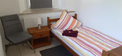 Ein Bett oder Betten in einem Zimmer der Unterkunft Einladene Fremdenzimmer mit Außengastronomie