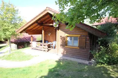 Ein Garten an der Unterkunft Naturerlebnisdorf Stamsried 1