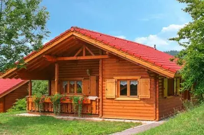 Das Gebäude in dem sich das Ferienhaus befindet