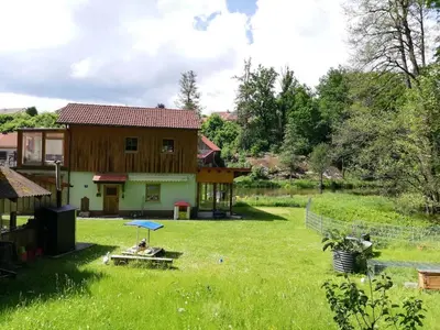 Ein Garten an der Unterkunft Ferienwohnung und Sommerhaus unter der Burg