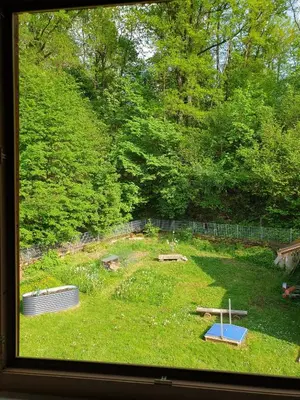 Ein Garten an der Unterkunft Ferienwohnung und Sommerhaus unter der Burg