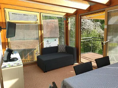 Ein Sitzbereich in der Unterkunft Ferienwohnung und Sommerhaus unter der Burg