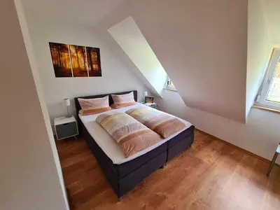 Ein Bett oder Betten in einem Zimmer der Unterkunft Ferienwohnung und Sommerhaus unter der Burg
