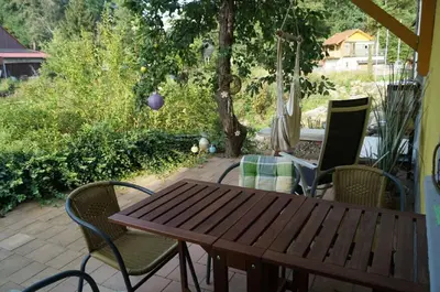Ein Garten an der Unterkunft Ferienwohnung und Sommerhaus unter der Burg