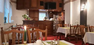 Ein Restaurant oder anderes Speiselokal in der Unterkunft Hotel Jägerhalle