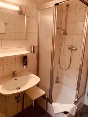Ein Badezimmer in der Unterkunft Hotel Gaststätte Weinbrücke