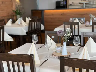 Ein Restaurant oder anderes Speiselokal in der Unterkunft Hotel Gaststätte Weinbrücke