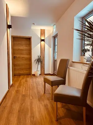Ein Sitzbereich in der Unterkunft Hotel Gaststätte Weinbrücke