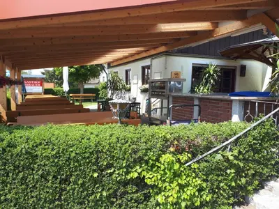 Ein Garten an der Unterkunft Landgasthof Schmidbauer