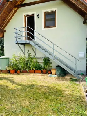 Ein Garten an der Unterkunft Ferienappartement am Almesbach Weiden