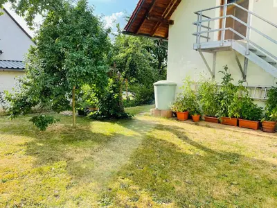 Ein Garten an der Unterkunft Ferienappartement am Almesbach Weiden