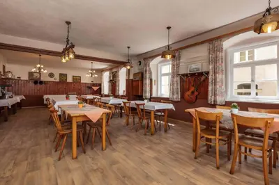 Ein Restaurant oder anderes Speiselokal in der Unterkunft Hotel Garni zum Schwan