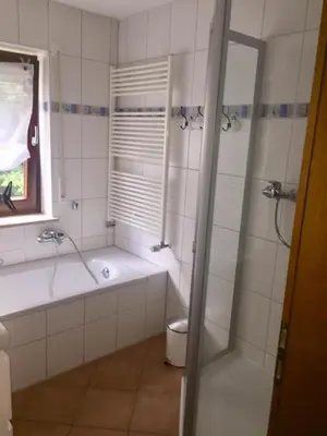 Ein Badezimmer in der Unterkunft Stillvoll Wohnen mit Fahrradweg zum Festspielhaus