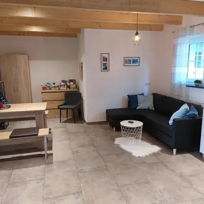 Ein Sitzbereich in der Unterkunft Ferienwohnung Leimitz