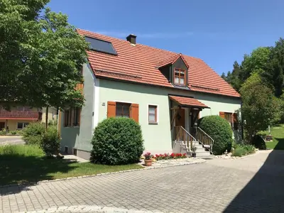 Das Gebäude in dem sich die Ferienwohnung befindet