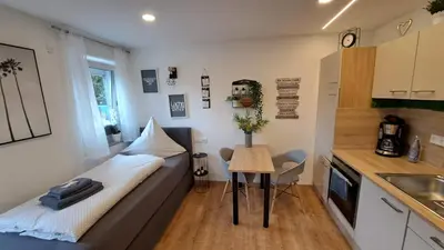 Küche/Küchenzeile in der Unterkunft Appartment-Ferienwohnung mit Küche, Bad, WLAN, Klimaanlage, Modern eingerichtet