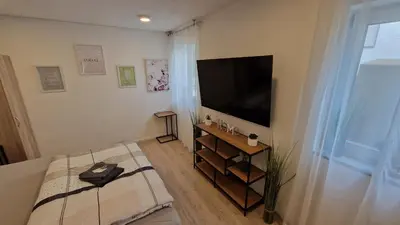 TV/Unterhaltungsangebot in der Unterkunft Appartment-Ferienwohnung mit Küche, Bad, WLAN, Klimaanlage, Modern eingerichtet