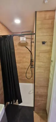 Ein Badezimmer in der Unterkunft Appartment-Ferienwohnung mit Küche, Bad, WLAN, Klimaanlage, Modern eingerichtet