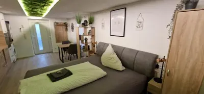 Ein Sitzbereich in der Unterkunft Appartment-Ferienwohnung mit Küche, Bad, WLAN, Klimaanlage, Modern eingerichtet