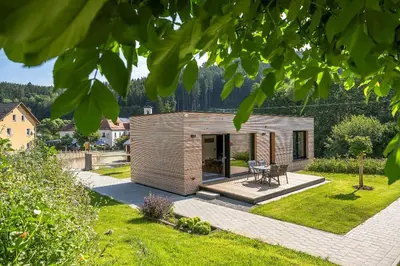 Das Gebäude in dem sich die Ferienwohnung befindet