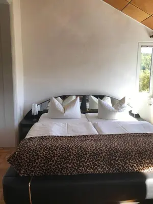 Ein Bett oder Betten in einem Zimmer der Unterkunft Ferienwohnung in Villa