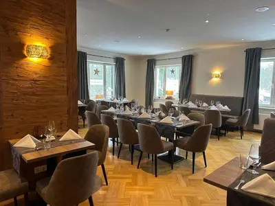 Ein Restaurant oder anderes Speiselokal in der Unterkunft Hotel Haus am Ahorn