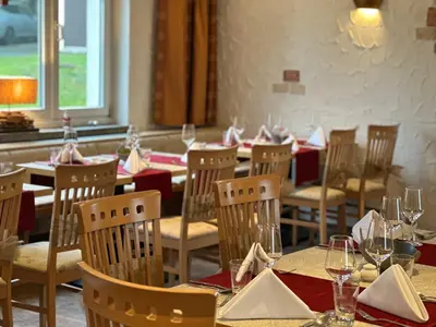Ein Restaurant oder anderes Speiselokal in der Unterkunft Hotel Haus am Ahorn